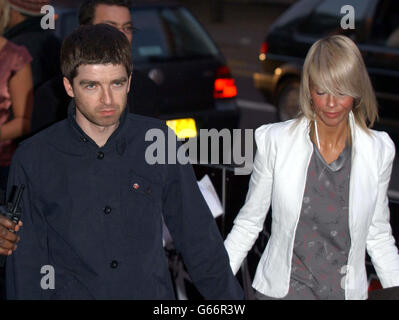 Noel Gallagher und seine Partnerin Sara MacDonald kommen für die NME Carling Awards bei Po Na im Westen Londons an. Stockfoto