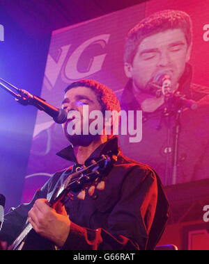 Noel Gallagher von der Rockband Oasis tritt auf der Bühne während der NME Carling Awards im Po Na Na im Westen Londons auf. Stockfoto