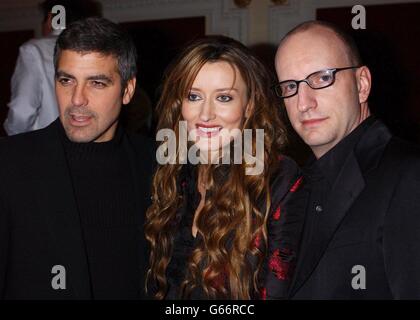 Von links nach rechts kommen der Schauspieler George Clooney, die Schauspielerin Natascha McElhone und der Regisseur Steven Soderbergh zur britischen Charity-Filmpremiere ihres neuen Films Solaris im Electric Cinema in der Londoner Portobello Road. *..der Film mit George Clooney basiert auf einem klassischen Science-Fiction-Roman von Stanislaw Lem. Stockfoto