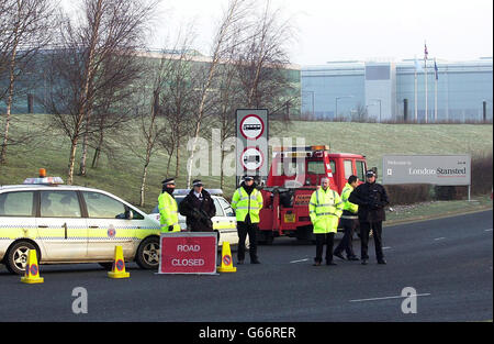 Bewaffnete Polizisten stehen an der Zufahrtsstraße zum Flughafen Stansted, der für den öffentlichen Verkehr gesperrt ist, auf der Wache. Die Polizei sperrte die Straße, die zum Haupteingang des Terminals des Flughafens von Essex führt. * Ein Sprecher sagte, die Maßnahme sei im Zusammenhang mit der Erhöhung der Sicherheit auf britischen Flughäfen. Stockfoto