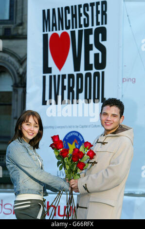 Samia Ghadie (Maria) und Ryan Thomas (Jason), Stars der Coronation Street, schicken die größte Valentinskarte von außerhalb des Manchester Town Hall nach Liverpool, um Liverpools Bewerbung um die Europäische Kulturhauptstadt 2008 zu sichern. Stockfoto