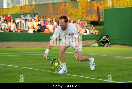 Der Großbritanniens Jonathan Marray in seinem Doppelspiel mit Colin Fleming gegen den Slowaken Martin Klizan und Igor Zelenay am dritten Tag der Wimbledon Championships beim All England Lawn Tennis and Croquet Club in Wimbledon. DRÜCKEN SIE VERBANDSFOTO. Bilddatum: Mittwoch, 26. Juni 2013. Siehe PA Geschichte TENNIS Wimbledon. Bildnachweis sollte lauten: Adam Davy/PA Wire. EINSCHRÄNKUNGEN: Nur für redaktionelle Zwecke. Keine kommerzielle Nutzung. Keine Videoemulation. Keine Verwendung mit inoffiziellen Logos von Drittanbietern. Stockfoto