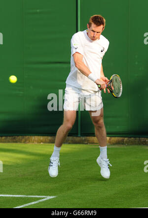 Der Großbritanniens Jonathan Marray in seinem Doppelspiel mit Colin Fleming gegen den Slowaken Martin Klizan und Igor Zelenay am dritten Tag der Wimbledon Championships beim All England Lawn Tennis and Croquet Club in Wimbledon. DRÜCKEN SIE VERBANDSFOTO. Bilddatum: Mittwoch, 26. Juni 2013. Siehe PA Geschichte TENNIS Wimbledon. Bildnachweis sollte lauten: Adam Davy/PA Wire. EINSCHRÄNKUNGEN: Keine kommerzielle Nutzung. Keine Videoemulation. Keine Verwendung mit inoffiziellen Logos von Drittanbietern. Stockfoto