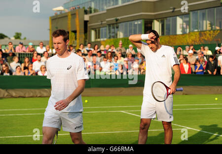 Die Briten Colin Fleming und Jonathan Marray (links) im Doppelspiel gegen die Slowaken Martin Klizan und Igor Zelenay am dritten Tag der Wimbledon Championships beim All England Lawn Tennis und Croquet Club in Wimbledon. DRÜCKEN Sie VERBANDSFOTO. Bilddatum: Mittwoch, 26. Juni 2013. Siehe PA Geschichte TENNIS Wimbledon. Bildnachweis sollte lauten: Adam Davy/PA Wire. EINSCHRÄNKUNGEN: . Keine kommerzielle Nutzung. Keine Videoemulation. Keine Verwendung mit inoffiziellen Logos von Drittanbietern. Stockfoto