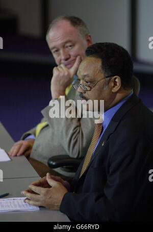 Der Londoner Bürgermeister Ken Livingstone (links) hört Reverend Jessie Jackson während einer Pressekonferenz im Londoner City Hall, während er gegen einen Krieg gegen den Irak spricht. * Dies folgt auf eine Ankündigung des Chefinspektoren der Waffen im Irak, Hans Blix, über die Fortschritte seines Teams im Irak. Stockfoto