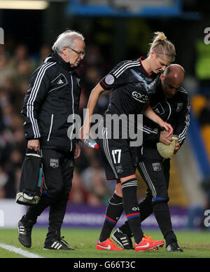 Fußball - UEFA Champions League-Finale der Frauen - Olympique Lyonnais / VfL Wolfsburg - Stamford Bridge. Corine Franco von Olympique Lyonnais wird wegen einer Verletzung behandelt Stockfoto