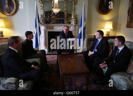 Der schottische Erstminister Alex Salmond spricht mit Auszubildenden von Steel Engineering im Bute House Edinburgh. Stockfoto