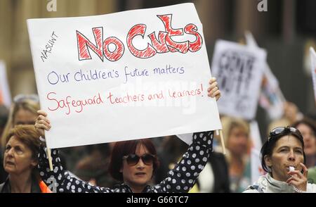 Ein protestierender Lehrer hält eine Karte während der NASUWT-Kundgebung der streikenden Lehrer in Liverpools St Georges Hall, nachdem sie eine Kundgebung der Lehrer in Liverpool veranstaltet haben. Stockfoto