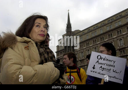 Die Menschenrechtsaktivistin Bianca Jagger schließt sich amerikanischen und irakischen Demonstranten an, die durch das Zentrum von London marschieren, um gegen den Krieg mit dem Irak zu demonstrieren. Es wurden mehr als 500,000 Menschen erwartet, die in London marschieren würden. *... während weltweit ähnliche Proteste aus Protest gegen einen solchen Krieg stattfanden. Stockfoto