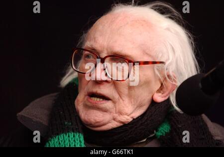 Der ehemalige Labour-Parteivorsitzende Michael Foot sprach bei der Antikriegsdemonstration im Hyde Park, London. Stockfoto