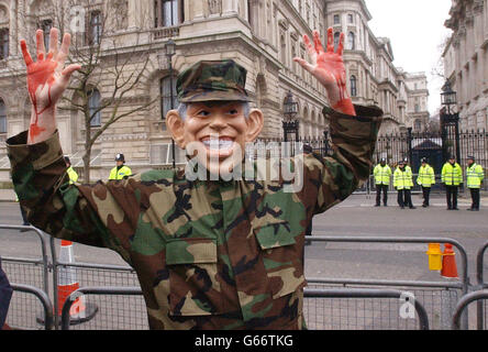 Ein Anti-Kriegs-Protestler, der als Tony Blair verkleidet ist, marschiert durch Londons Whitehall, wo er an einer der größten Demonstrationen der Hauptstadt gegen den Krieg im Irak teilnahm. Stockfoto