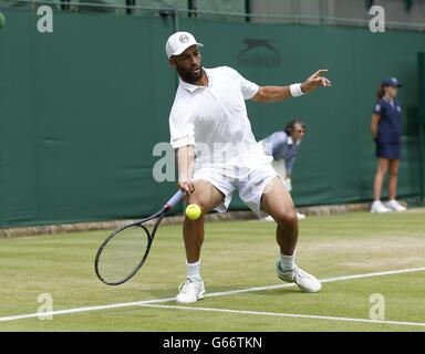 US-Amerikaner James Blake im Einsatz gegen den Australier Bernard Tomic am vierten Tag der Wimbledon Meisterschaften im All England Lawn Tennis and Croquet Club, Wimbledon. Stockfoto