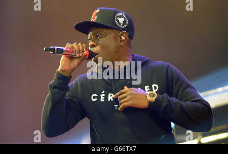 Dizzee Rascal auf der Pyramid Stage während des ersten Aufführungstages des Glastonbury 2013 Festival of Contemporary Performing Arts auf Pilton Farm, Somerset Stockfoto