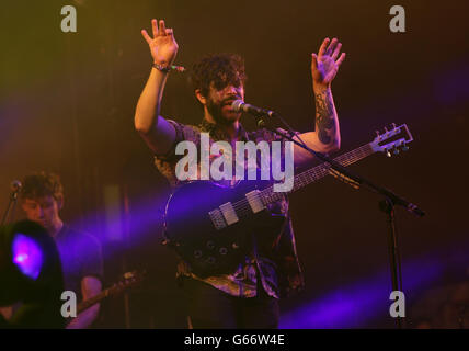 Yannis Philippakis of Foals tritt auf der anderen Bühne auf, während des ersten Aufführungstages des Glastonbury 2013 Festival of Contemporary Performing Arts auf Pilton Farm, Somerset. Stockfoto