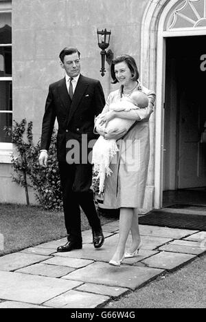 Prinzessin Alexandra krümmt ihren kleinen Sohn James Robert Bruce in den Armen, während sie zusammen mit Angus Ogilvy ihr Haus in der Reetgedeckten House Lodge, Richmond Park, verlässt. 26/12/04: Sir Angus Ogilvy starb. Stockfoto