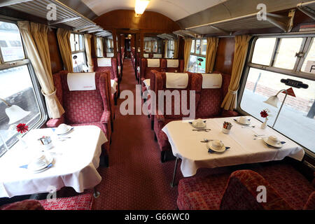 Eine allgemeine Ansicht eines der Wagen der ersten Klasse auf der Lokomotive Bittern, Schwester Zug der Mallard, als es sich darauf vorbereitet, King Cross Station in London zu verlassen, um die East Coast Mainline mit der schnellsten Geschwindigkeit zu sprengen, die von einem Dampfzug in fast einem halben Jahrhundert zurückgelegt wurde. Stockfoto