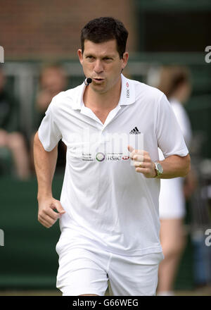 Tim Henman führt eine HSBC Road to Wimbledon Masterclass am 6. Tag der Wimbledon Championships im All England Lawn Tennis und Croquet Club, Wimbledon. Stockfoto