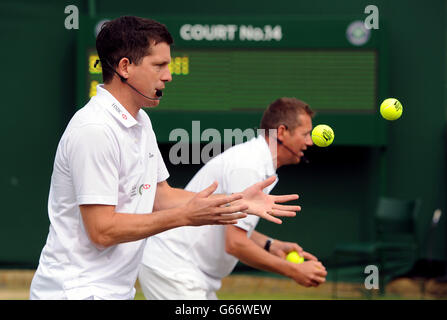 Tim Henman führt eine HSBC Road to Wimbledon Masterclass am 6. Tag der Wimbledon Championships im All England Lawn Tennis und Croquet Club, Wimbledon. Stockfoto