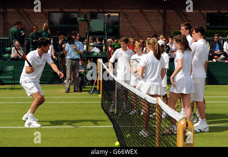 Tim Henman führt eine HSBC Road to Wimbledon Masterclass am 6. Tag der Wimbledon Championships im All England Lawn Tennis und Croquet Club, Wimbledon. Stockfoto