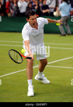 Tim Henman führt eine HSBC Road to Wimbledon Masterclass am 6. Tag der Wimbledon Championships im All England Lawn Tennis und Croquet Club, Wimbledon. Stockfoto