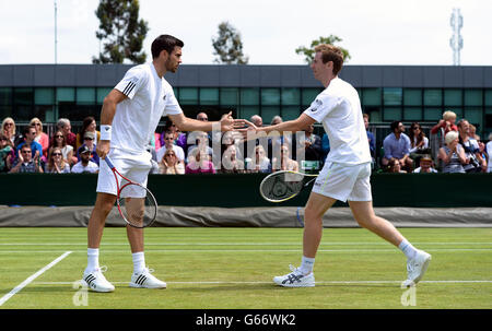 Die Briten Jonathan Marray (rechts) und Colin Fleming bei ihrem Doppelspiel gegen den tschechischen Frantisek Cermak und den slowakischen Michal Mertinak am sechsten Tag der Wimbledon Championships im All England Lawn Tennis and Croquet Club in Wimbledon. Stockfoto