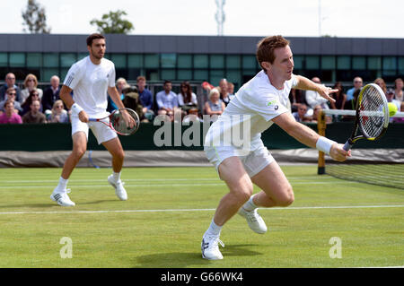 Die Briten Jonathan Marray (rechts) und Colin Fleming bei ihrem Doppelspiel gegen den tschechischen Frantisek Cermak und den slowakischen Michal Mertinak am sechsten Tag der Wimbledon Championships im All England Lawn Tennis and Croquet Club in Wimbledon. Stockfoto