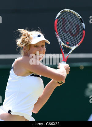 Die russische Jekaterina Makarova ist am sechsten Tag der Wimbledon Championships im All England Lawn Tennis and Croquet Club in Wimbledon gegen die tschechische Petra Kvitova im Einsatz. Stockfoto