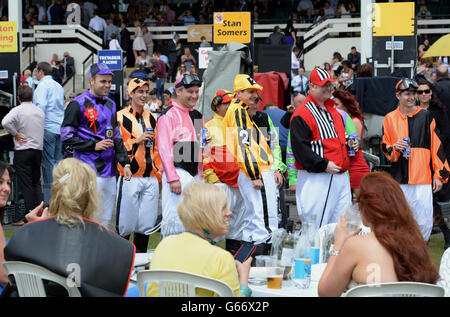 Rennfahrer treffen sich während des John Smiths Northumberland Plate Day auf der Newcastle Racecourse, Newcastle. Stockfoto