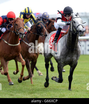 Baby Strange und Adam McLean gewinnen den Betfred Watch TV Push auf Betfred TV Handicap während des John Smiths Northumberland Plate Day auf der Newcastle Racecourse, Newcastle. Stockfoto