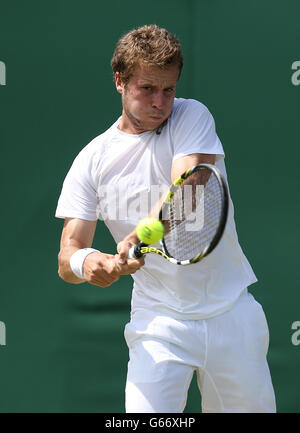 Tennis - Wimbledon Championships 2013 - Tag sechs - All England Lawn Tennis und Croquet Club. Der britische Luke Bambridge im Kampf gegen Noah Rubin aus den USA Stockfoto