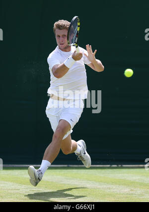 Tennis - Wimbledon Championships 2013 - Tag sechs - All England Lawn Tennis und Croquet Club. Der britische Luke Bambridge im Kampf gegen Noah Rubin aus den USA Stockfoto