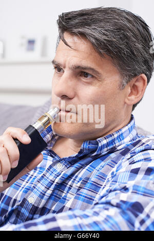 Reifen Sie Mann mit schnell als Alternative Rauchen Stockfoto