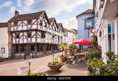 Der mittelalterliche Platz in Axbridge, Somerset, England, UK. Das halb Fachwerkhaus Gebäude ist König Johann Jagdschloss, heute das Museum. Stockfoto