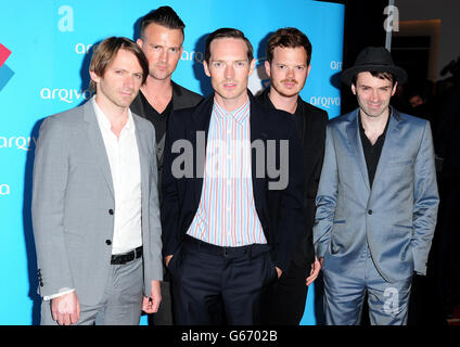 Paul Stewart, Ciaran Jeremiah, Dan Gillespie Sells, Richard Jones und Kevin Jeremiah von der Band The Feeling sind bei den Arqiva Commercial Radio Awards zu sehen, die im Westminster Bridge Park Plaza Hotel, London, stattfinden. Stockfoto