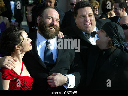 Sopranos-Schauspieler James Gandolfini (zweiter von links) lacht mit den Co-Stars Steve R. Schirripa und Steven Van Zandt auf dem roten Teppich bei den 9. Jährlichen Screen Actors Guild Awards im Shrine Auditorium in Los Angeles. Stockfoto