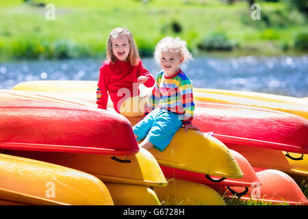 Familie auf Kajak und Kanutour. Mutter und Kind Paddeln im Kajak in einem Fluss an einem sonnigen Tag. Kinder im Sommer-Sport-Camp. Stockfoto