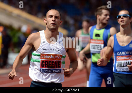 Dai Greene (links) schlägt Rhys Williams (rechts) und gewinnt die 400-m-Hürden der Herren während der British Championships und World Trials im Alexander Stadium, Birmingham. Stockfoto