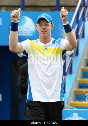 Der britische Kyle Edmund feiert während der AEGON International im Devonshire Park in Eastbourne den Sieg gegen Frankreichs Kenny de Schepper. Stockfoto