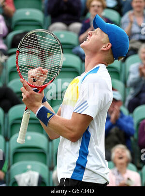 Der britische Kyle Edmund feiert während der AEGON International im Devonshire Park in Eastbourne den Sieg gegen Frankreichs Kenny de Schepper. Stockfoto