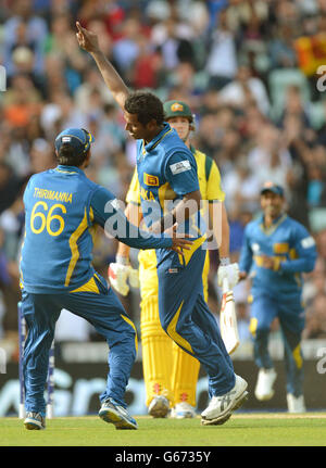 Sri Lankas Kapitän Angelo Matthews (Mitte) feiert beim ICC Champions Trophy-Spiel im Oval, London, die Bowlingbahn des australischen Mitchell Marsh (zweite rechts). Stockfoto