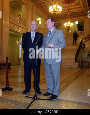 David Trimble, Vorsitzender der Ulster Unionist Party, und Michael McGimpsey, Kollege, sprechen in Stormont mit der Presse. Trimble prangerte Gespräche an, die in Stormont stattfinden, und behauptete, sie seien eine Fassade. * der Parlamentsabgeordnete der Upper Bann bestätigte, dass seine Partei nicht an der Diskussion unter dem Vorsitz des nordirischen Sekretärs Colm Murphy und des irischen Außenministers Brian Cowen teilnehmen würde, da spezifische Einwände gegen die Struktur dieser Gespräche bestehen. Stockfoto