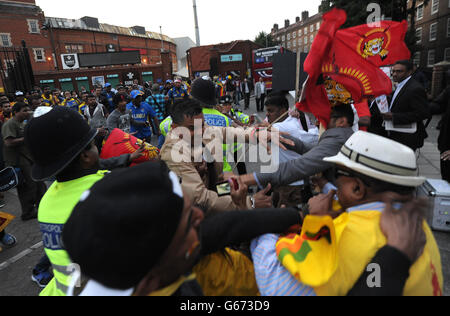 Sri-lankische Cricket-Fans stoßen nach dem ICC Champions Trophy-Spiel im Oval, London, auf Polizei und Demonstranten aus dem Ausweisung Sri Lankas aus der Commonwealth-Protestgruppe. Stockfoto