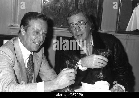 Nachrichten,- Michael Caine und Frederick Forsyth - Langan's Brasserie - London. 8 Millionen Film von Forsyths Roman das vierte Protokoll. Stockfoto