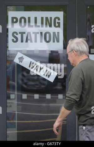 Während der Nachwahlen in Aberdeen Donside in Schottland gehen die Wähler im Wahllokal des Beacon Center zur Wahl. Stockfoto