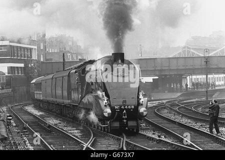 Mallard, die historische Rekorddampfmaschine, fährt einen Postsortierzug von Londons Marylebone Station ab, um einen neuen Briefmarkensatz zum 150-jährigen Jubiläum der 'Travelling Postämter' zu lancieren. Stockfoto