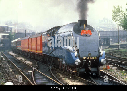 Mallard, die historische Rekorddampfmaschine, fährt einen Postsortierzug von Londons Marylebone Station ab, um einen neuen Briefmarkensatz zum 150-jährigen Jubiläum der 'Travelling Postämter' zu lancieren. Stockfoto