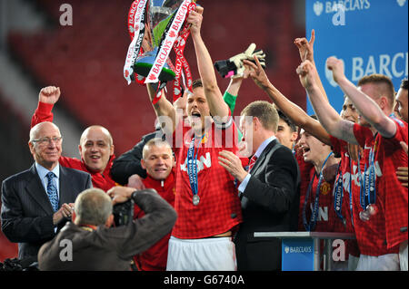 Fußball - Barclays Under 21 Premier League - Finale - Manchester United gegen Tottenham Hotspur - Old Trafford. Tom Thorpe von Manchester United hebt die Trophäe an, nachdem er das Barclays Premier League Under 21 Final in Old Trafford, Manchester, gewonnen hat. Stockfoto