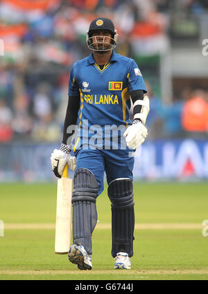 Angelo Mathews aus Sri Lanka sieht niedergeschlagen aus, als er das Spielfeld verlässt, nachdem er während der ICC Champions Trophy, dem Halbfinale im SWALEC Stadium, Cardiff, sein Wicket verloren hat. Stockfoto