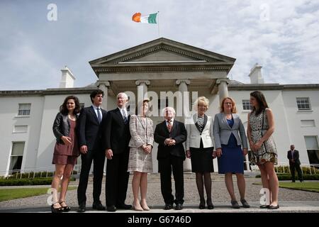 Der irische Präsident Michael D Higgins chattet mit Caroline Kennedy (Mitte) mit Rose , John, Edwin Schlossberg, Sabina Higgins, Mary Higgins und Tatiana, der Tochter von John F. Kennedy in Aras an Uachtarain, der offiziellen Residenz des Präsidenten in Dublin. Mitglieder der Kennedy-Familie sind in Irland, um an einer Reihe von Veranstaltungen teilzunehmen, die 50 Jahre seit seinem Besuch stattfinden sollen. Stockfoto