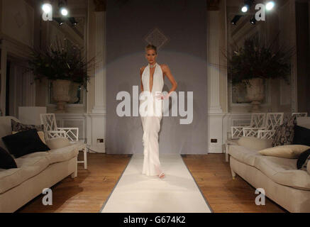 Model Lisa Butcher trägt ein Design von Ian Garlant für Hardy Aimes' Frühjahr/Sommer 2003 Couture Kollektion bei Hardy Amies in der Londoner Saville Row. Stockfoto